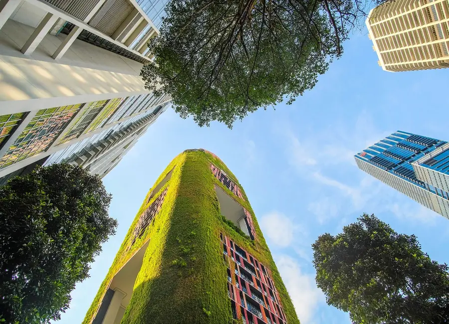Arquitectura urbana sostenible con jardines verticales